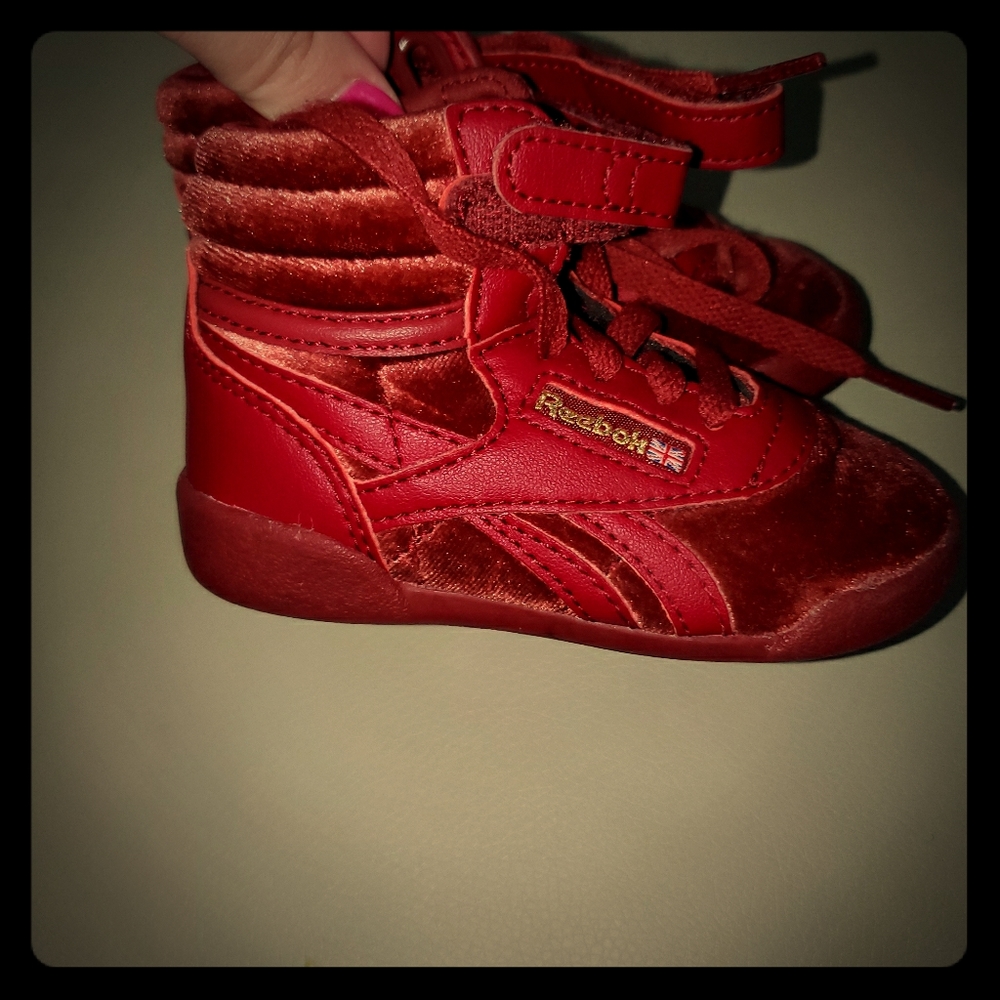 Kids reebok sneakers  size 4